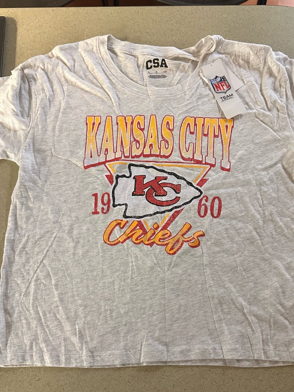 NWT Women’s Small Kansas City Chiefs Light Grey Crop Tee